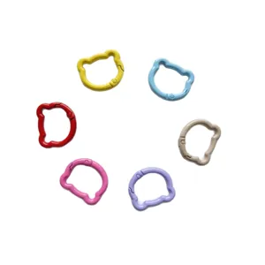 Kleurrijke berenkop veerringen karabijnhaken sleutelhanger DIY metalen accessoires voor tassen.