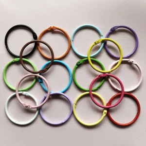Vue détaillée des anneaux en métal coloré, parfaits pour les carnets de notes et porte-clés DIY.
