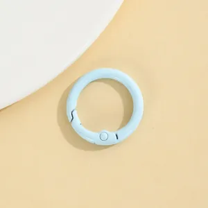 Lichtblauwe ronde veersluiting metalen sleutelhanger detailweergave, DIY sieraden accessoire.