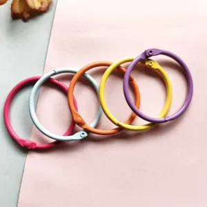 Anneaux de reliure métalliques colorés de 45mm pour loisirs créatifs et papeterie DIY.