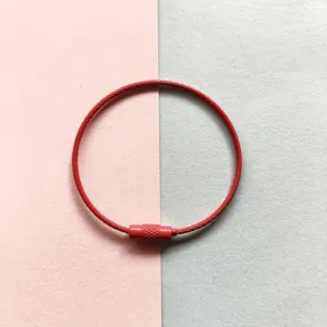 Nahaufnahme des roten beschichteten Metallkabel-Schluesselrings, stabiles DIY-Taschenzubehoer.