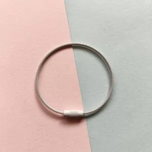 Detailaufnahme des Metall-Drahtschlüsselrings, Edelstahlschlaufe mit Schraubverschluss für DIY.