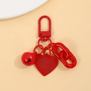 Vue détaillée du porte-clés pendentif cœur rouge, avec cloche mignonne et maillons en acrylique.