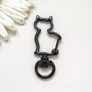 Dettaglio moschettone girevole gatto nero, portachiavi in lega di zinco accessorio DIY.