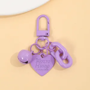 Détail de porte-clés en chaîne acrylique avec cloche cœur violet mignon, accessoire