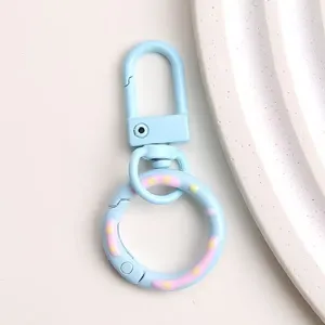 Detailopname van de blauwe sleutelhanger met stijlvolle karabijnhaak en donut veerring.