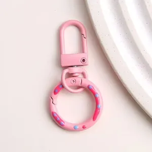 Roze geëmailleerd legering donut veer sleutelhanger sluiting detail voor DIY tassen accessoires.