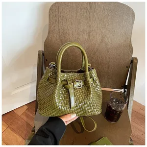 Gewebte Damen Eimer Tasche, stilvolle grüne PU Leder Umhängetasche mit Schnalle Detail.