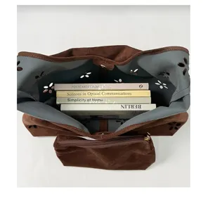Borsa a tracolla in camoscio marrone da donna, borsa grande con fodera floreale traforata.