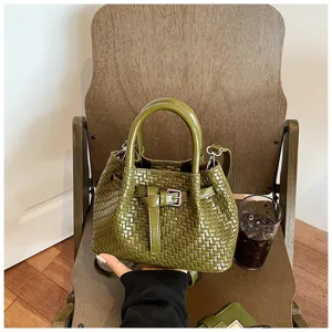 Grüne gewebte Damentasche, stilvolle Nische Handtasche mit Griff und langem Schultergurt.