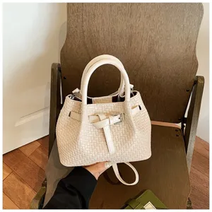 Nahaufnahme der feinen Flechttextur dieser eleganten Cremefarbenen Beuteltasche im Detail.