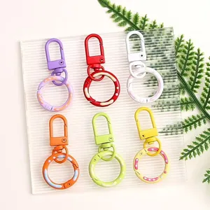 Kleurrijke legering sleutelhangers met veerringen voor creatieve knutselwerkjes en tassen.