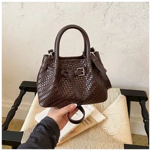 Detailansicht der dunkelbraunen gewebten Leder-Eimer Tasche mit Griff und Riemen.