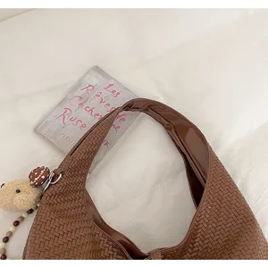 Bruine PU geweven schoudertas voor dames, stijlvolle hobo tas met hanger voor dagelijks gebruik.