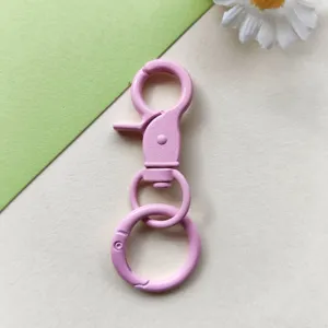 Dettaglio moschettone in lega rosa, perfetto per accessori di borse e progetti fai da te.