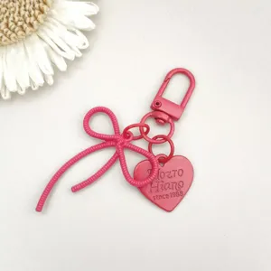 Rosa Legierung Schleife Herz Anhänger Schlüsselanhänger Detailansicht, ideal für DIY Accessoire.