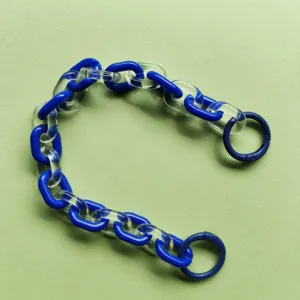 Dettagli catena in acrilico colorato con anello a molla per accessori borsa e telefono fai da te.