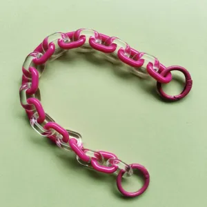 Dettagli catena in acrilico rosa e trasparente, anelli a molla in metallo per borsa.
