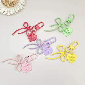 Nahaufnahme der bunten Legierung Schleife Schlüsselanhänger mit Herzanhänger für DIY Zubehör.