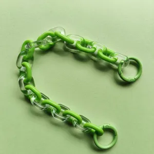 Dettaglio catena in acrilico verde e metallo per accessori borsa e telefono fai da te.