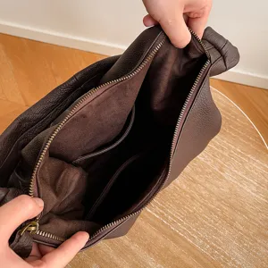 Vintage dark brown leather tote bag with zipper and large capacity for daily commute.