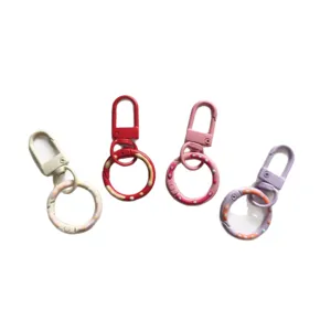 Kleurrijke donut veer legering sleutelhanger set perfect voor DIY telefoonkettingen en tassen.