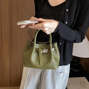 Elegante grüne gewebte Damentasche aus Leder, schicke Beuteltasche Detailansicht für moderne Looks.