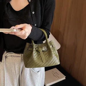 Grüne gewebte Leder Eimer Tasche Detail, stilvolle Damen Handtasche, elegantes Accessoire.