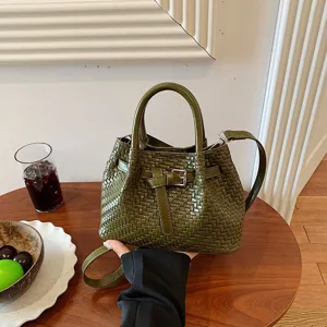Modische gewebte Beuteltasche für Damen, schicke dunkelgrüne Umhängetasche mit Schulterriemen.