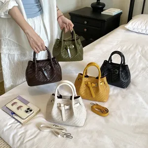 Stilvolle gewebte Beuteltasche für Damen, vielseitige Umhängetasche mit Griff, moderner Look.