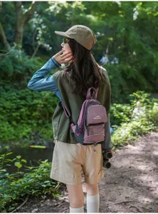 Compacte kleurblok mini-rugzak detailweergave, ideaal voor outdoor wandelen en dagelijks gebruik.