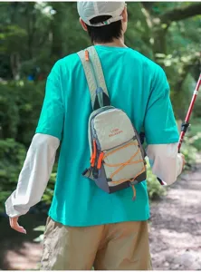 Lichte color-block outdoor borsttas en een stijlvolle mini crossbody tas voor dagelijks.