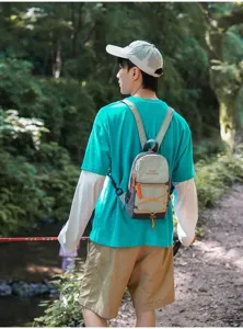 Gedetailleerd overzicht van de mini outdoor rugzak met gekleurde koorden en handig voorvak.
