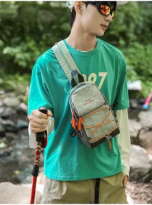 Lichtgewicht multifunctionele crossbody borsttas voor buitensporten, casual sling bag.