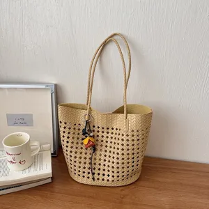 Geflochtene Loch-Tasche Detail, stilvolle Sommertasche, lässige Schultertasche mit Anhänger.