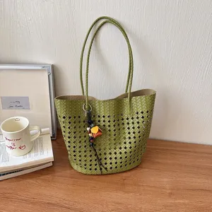 Grüne gewebte Lochmuster Tasche, lässige Schultertasche mit Anhänger für den Alltag.