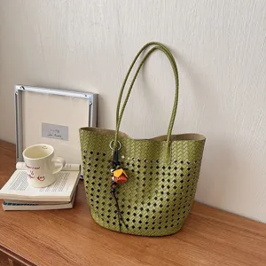 Grüne gewebte Tasche für Damen, stilvolle geflochtene Schultertasche, minimalistische Handtasche.