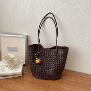 Geflochtene hohle Leder-Shopper Tasche für Damen stilvolle Freizeittasche mit Anhänger