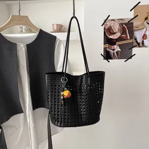 Schwarze gewebte Hohl-Tragetasche, stilvolle minimalistische Umhängetasche für Damen.