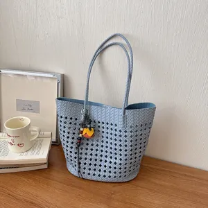 Hellblaue gewebte hohle Tote Tasche stilvolle Schulter Handtasche fuer Damen taeglichen Gebrauch.