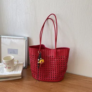 Rote gewebte ausgehöhlte Tragetasche für Damen, stylische minimalistische Schultertasche.