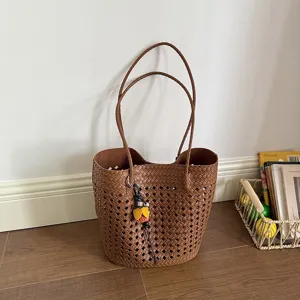 Braune gewebte hohle Tasche Detail, lässige minimalistische Schultertasche für Damen Alltag.