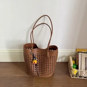 Braune gewebte ausgehöhlte Tragetasche Detailansicht, minimalistische Sommertasche.