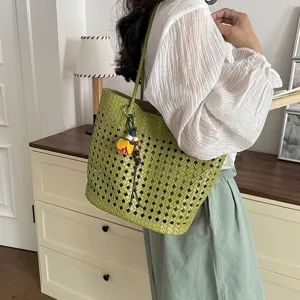 Nahaufnahme Detailansicht der stilvollen gewebten Henkeltasche mit feiner Handwerkskunst in gruen.