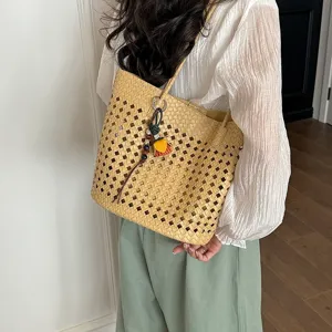 Geflochtene ausgehöhlte Tote-Schultertasche für Damen, minimalistische Freizeittasche.