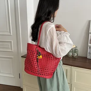 Detailansicht der roten geflochtenen Umhängetasche, stilvolle Damen Handtasche aus Leder.