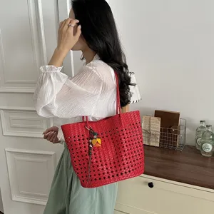 Rote geflochtene Tote Tasche für Damen, stylische Leder Schultertasche mit Lochmuster und Anhänger.