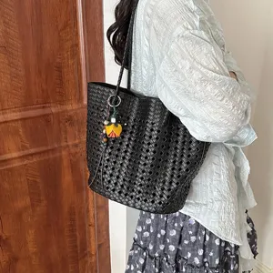 Schwarze gewebte Leder-Shopper-Tasche für Damen, stylische Schultertasche mit Blumenanhänger.