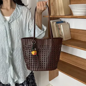 Detailansicht der dunkelbraunen gewebten Cutout-Tasche, stilvolle minimalistische Umhängetasche.