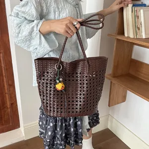 Braune geflochtene Damentasche, modische Shopper Umhängetasche mit süßem Blumen Anhänger.